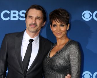 Halle Berry and Olivier Martinez pose together at a public event.